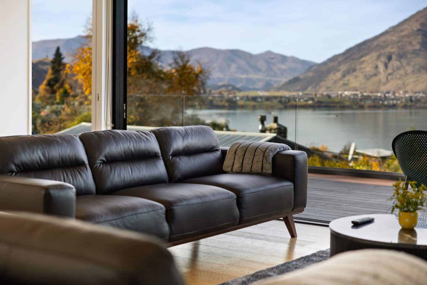 Lakevista Retreat living room looking over Lake Wakatipu