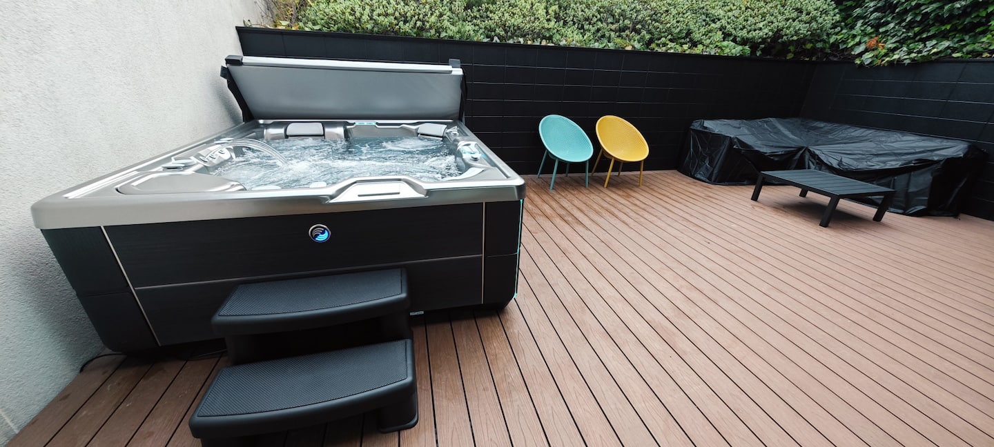 Private spa and outdoor area at Lakevista Retreat